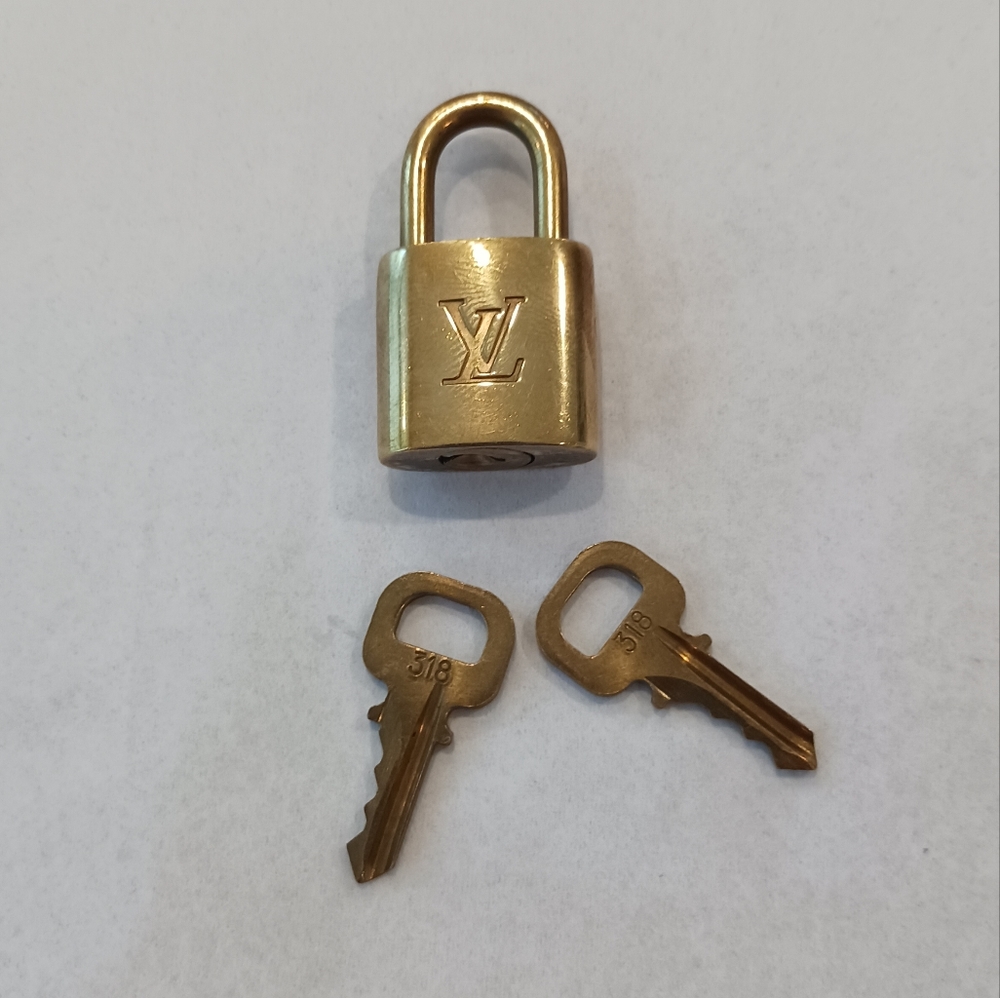 Louis Vuitton 318 Luggage Lock And Keys Gem